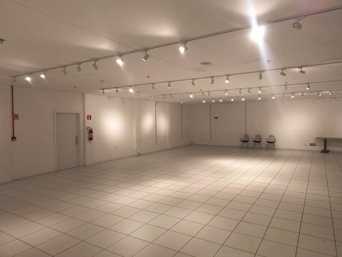 Sala multiuso ampla e iluminada, preparada para receber expositores